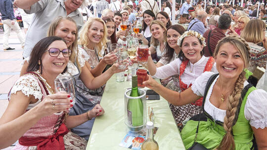 Beste Laune haben die Oechsle Fest-Besucher am Dirndl Abend. Aber nicht nur an diesem Tag: Das Oechsle Fest ist generell ein Pub 39. Oechsle Fest. Dirndl-Abend