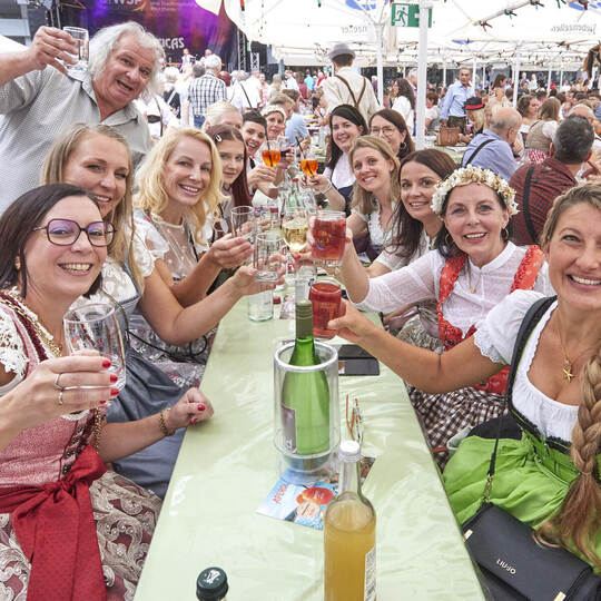 Beste Laune haben die Oechsle Fest-Besucher am Dirndl Abend. Aber nicht nur an diesem Tag: Das Oechsle Fest ist generell ein Pub 39. Oechsle Fest. Dirndl-Abend