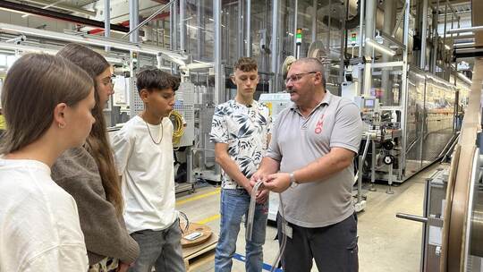 Ausbildungsleiter Hubert Maisenbacher (rechts) erklärt die Abläufe in der Galvanik. IMO Oberflächentechnik GmbH, Anja Bischoff
