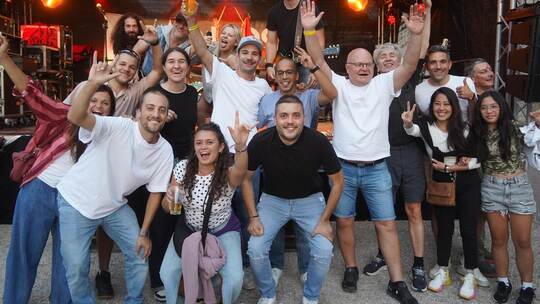 Beste Stimmung herrscht beim Jugendzentrum, wo die Band „Bad Lips“ am Samstagabend mitreißende Rock- und Popnummern präsentiert.