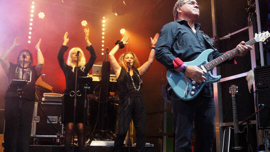 Rainer Schäfle (Gitarre und Dobro), Nancy McAnally, Sandra Vine und Tressa Rose Schreiber (von links) zeigten den 1500 Gästen, w