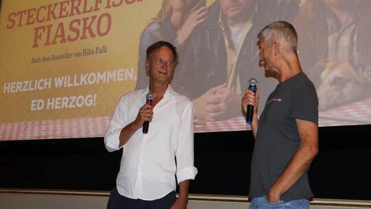 Ed Herzog (links) im Gespräch mit dem ebenfalls aus Calw kommenden Hobby-Filmemacher Armin Schnürle, dessen Film „Die Hesse-Vers