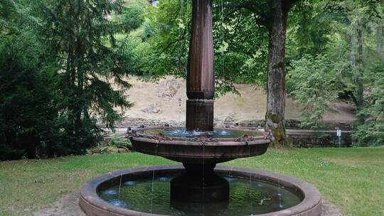 Der römische Brunnen steht heute im Kurpark. schabert