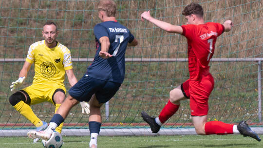 Tim Eier und der TSV Ötisheim (blaue Trikots) waren für den TSV Maulbronn (rote Trikots) zum Saisonstart eine Nummer zu groß. fo