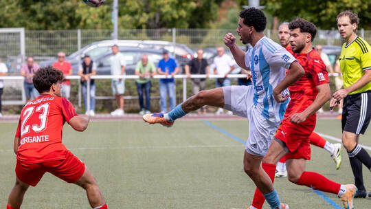 Kurze Verwirrung um das Spielgerät: Am Ende trennen sich die hoch gehandelten Teams von Birkenfeld (rote Trikots) und Gastgeber