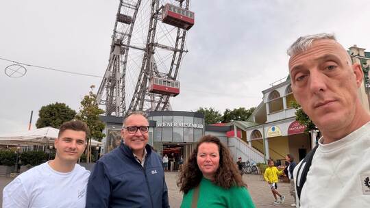 Bei 40 Stunden Skat ist auch mal Entspannung im Wiener Prater angesagt: Der neue Tandem-Weltmeister Laurin Kolbenschlag aus Ludw