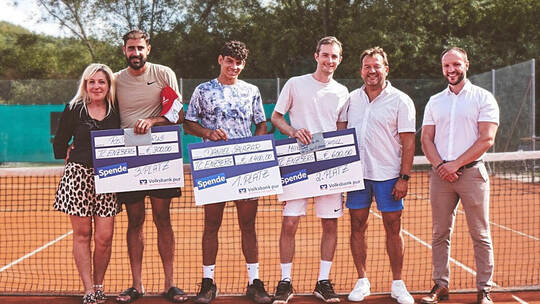 Turnierdirektorin Daniela Steudle, Rodrigo Arus, Daniel Salazar, Maximilian Scholl, der Vorsitzende des TC Enzberg Michael Steud