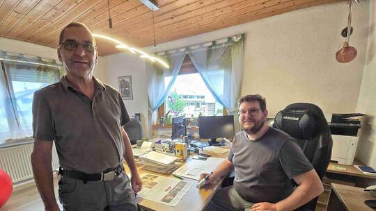 Jürgen Unterricker (60) und sein Sohn Manuel (35) haben zwei invasive Ameisenarten in Pforzheim entdeckt und bestimmen lassen. k