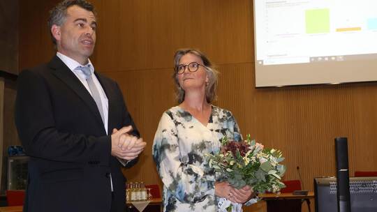 Sebastian Kopp freut sich mit seiner Frau Stefanie Glaser über den deutlichen Wahlerfolg im ersten Wahlgang. rALF rECKLIES