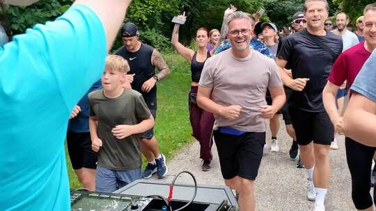 Vorne mit dabei: Oberbürgermeister Peter Boch rennt und „raved“ gerne. „Die Kombination ist echt mega“, sagt er nach dem Lauf.