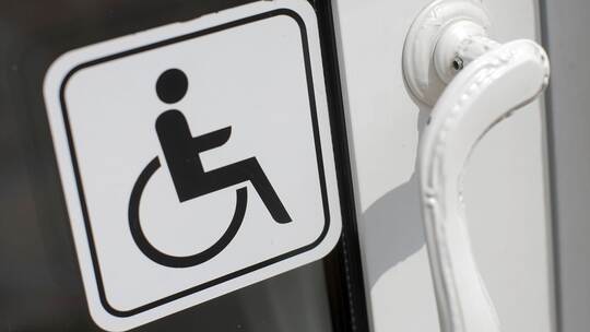 Hinweis-Schild für Menschen mit Behinderung Hinweis-Schild für Menschen mit Behinderung