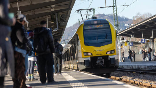 Ein RE1 von Arverio im Pforzheimer Hauptbahnhof: Kunden berichten von zu kurzen und übervollen Zügen. Symbolfoto: Röhr, PZ-Archi