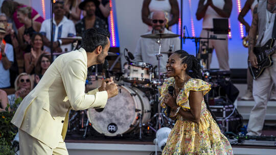 Vor rund 5000 Menschen singt Anita Kavila Wiener (rechts) mit Giovanni Zarrella (links) auf großer Bühne. ZDF/Sascha Baum