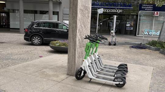 Im Mai, wie auf diesem Foto, aber auch in den folgenden Wochen wurden E-Scooter der Marke Lime immer wieder direkt vor dem Mahnm
