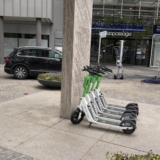 Im Mai, wie auf diesem Foto, aber auch in den folgenden Wochen wurden E-Scooter der Marke Lime immer wieder direkt vor dem Mahnm