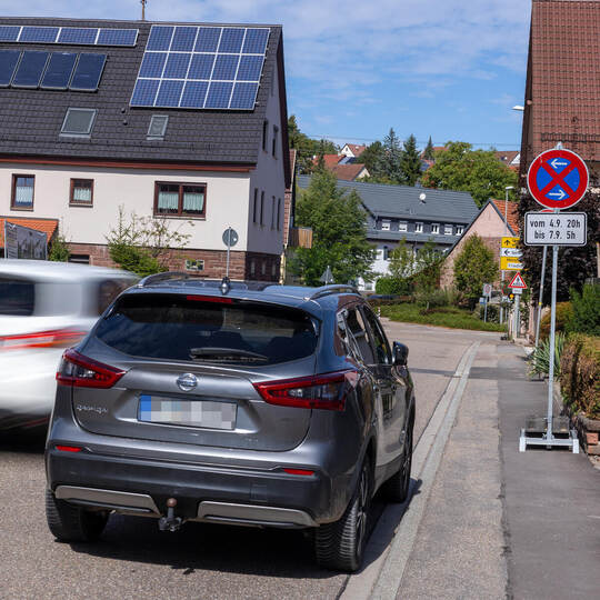 Vor dem großen Ansturm haben die Autobahnplaner wie hier in Wimsheim bereits Halteverbotsschilder aufgestellt. Foto: Röhr Autobahn Sperrung Umleitung Wimsheim