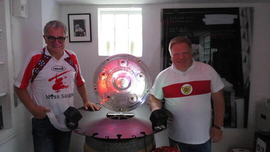 Die beiden Moderatoren Roland Eitel (links) und Bernd Neuber lassen die 2007er-Schale des VfB erstrahlen. Carsten Knöller