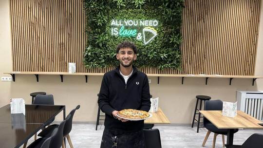 Der Geschäftsführer Ismail Ismail bietet in seinem neunen Restaurant„VIVA“ neben Pizza und Pasta auch weiterhin Crêpes an.