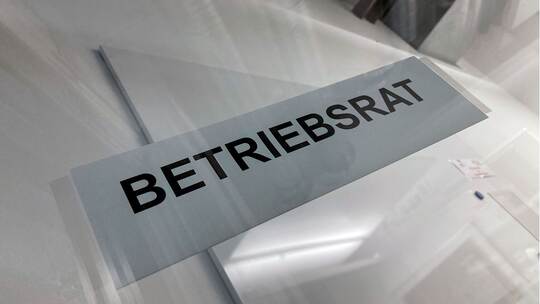 Ein Hinweisschild hängt am Eingang zum Betriebsrat Ein Hinweisschild hängt am Eingang zum Betriebsrat