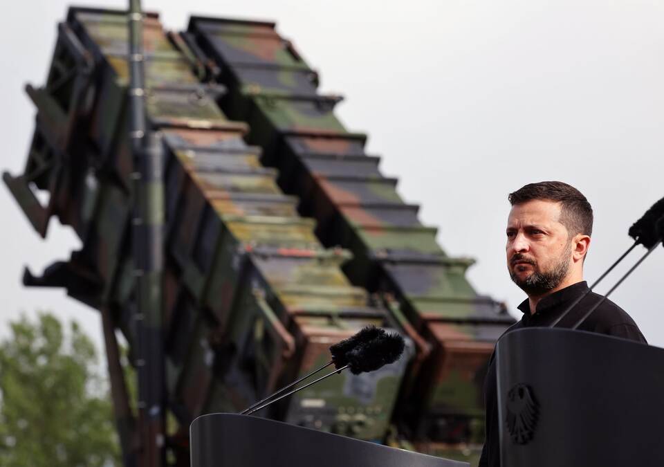 Wolodymyr Selenskyj vor einem Flugabwehrsystem Patriot Wolodymyr Selenskyj vor einem Flugabwehrsystem Patriot
