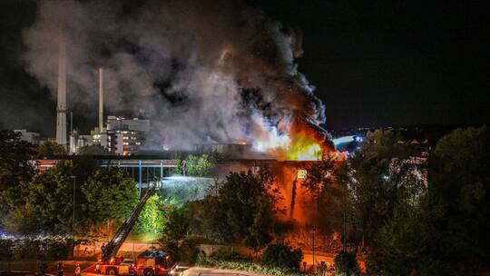 Lagerhallen-Brand in Ulm - Reifen gelagert