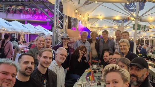 Besucher und Besucherinnen des Regenbogenstammtischs machen sich beim Oechsle Fest für eine offene Gesellschaft stark. Bündnis 9