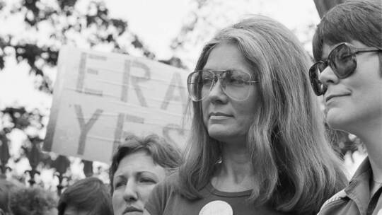 Steinem nimmt an einer Demonstration für Gleichberechtigung teil. Steinem nimmt an einer Demonstration für Gleichberechtigung teil.