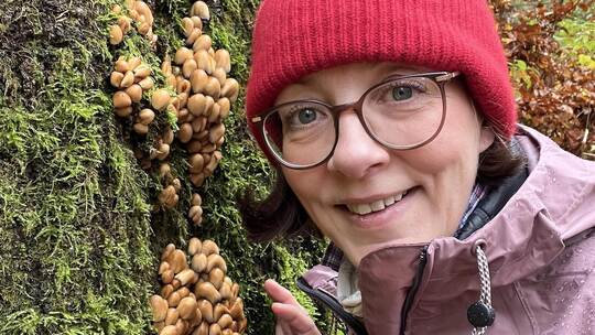Peggi Rudischhauser weiß, was im Wald wächst: In den Sozialen Medien begeistert sie die Menschen für die Welt der Pilze.