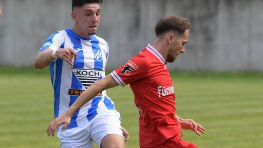Pedro Almeida Morais (links, im Spiel gegen den Bahlinger SC) muss mit dem CfR Pforzheim beim Vorjahresfünften Essingen ran. Mic