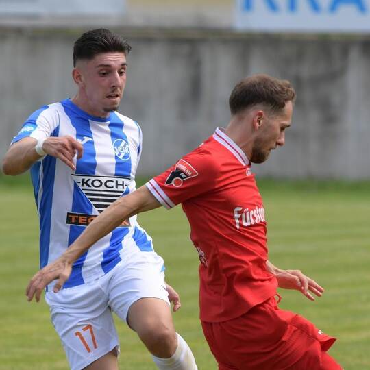Pedro Almeida Morais (links, im Spiel gegen den Bahlinger SC) muss mit dem CfR Pforzheim beim Vorjahresfünften Essingen ran. Mic