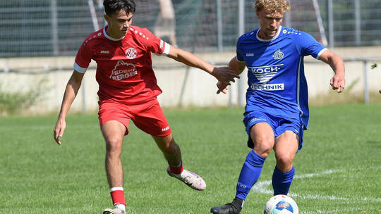 Ersingen (Justin Karcher, rechts) empfängt in der Landesliga Kirrlach, Huchenfeld (links Lorenzo Boldrini) ist in Forchheim zu G