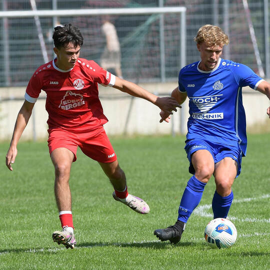 Ersingen (Justin Karcher, rechts) empfängt in der Landesliga Kirrlach, Huchenfeld (links Lorenzo Boldrini) ist in Forchheim zu G