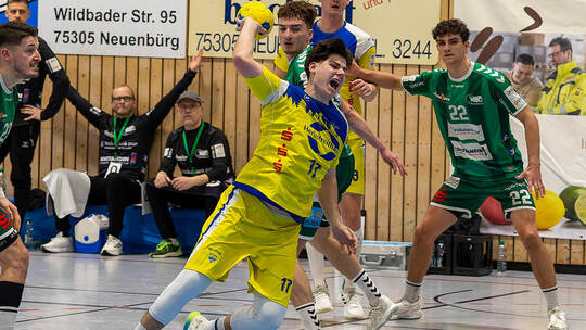 Für Vincent Virzi (am Ball) beginnt die neue Saison mit dem HC Neuenbürg vor heimischer Kulisse. Ralf Becker