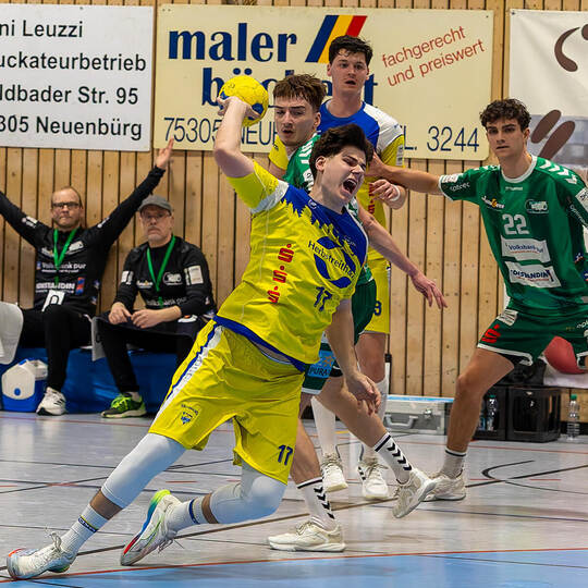 Für Vincent Virzi (am Ball) beginnt die neue Saison mit dem HC Neuenbürg vor heimischer Kulisse. Ralf Becker