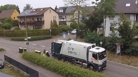 Regelmäßig exakt so wie auf dem Bild nimmt der Leser die Müllabfuhr wahr. Von einer automatisierten Befüllung könne keine Rede s