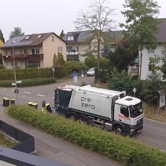 Regelmäßig exakt so wie auf dem Bild nimmt der Leser die Müllabfuhr wahr. Von einer automatisierten Befüllung könne keine Rede s