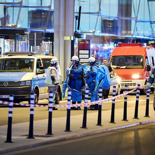 Polizei räumt BER-Terminal wegen möglichen Gefahrguts