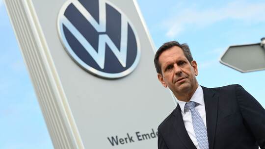 Ministerpräsident Olaf Lies (SPD) besucht VW Werk in Emden Ministerpräsident Olaf Lies (SPD) besucht VW Werk in Emden