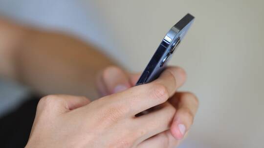 Jugendlicher mit Smartphone Jugendlicher mit Smartphone