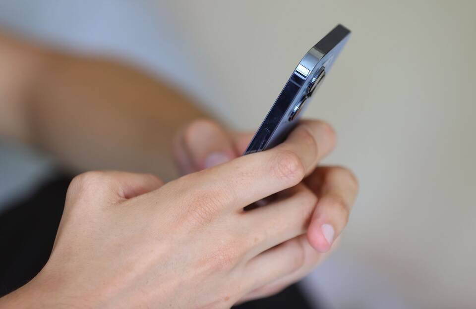 Jugendlicher mit Smartphone Jugendlicher mit Smartphone
