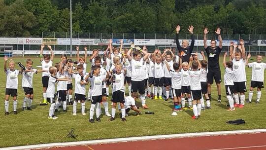Im Nieferner Enztalstadion bringen Gladbachs Jugendtrainer beim Fußballcamp den Nachwuchsspielern einige Kniffe bei. FV 09 Niefe