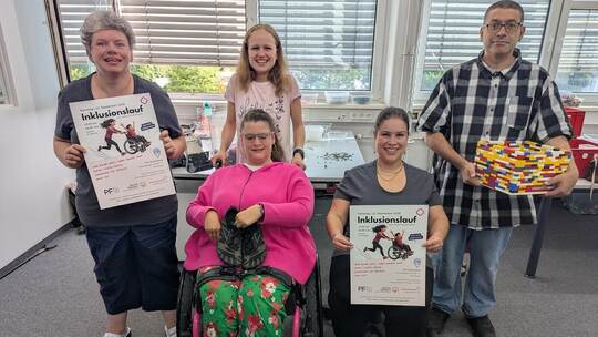 Silja, Maylin (im Rollstuhl), Stella (dahinter), Luana (links) und Salvatore von mlbricks gehen beim ersten Inklusionslauf an de