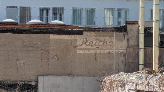Während der Abrissarbeiten kommt dieser Schriftzug zum Vorschein. Erb