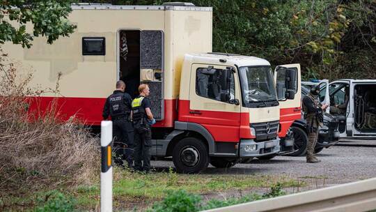Polizei stürmt Fahrzeug von Sabotage-Verdächtigem Polizei stürmt Fahrzeug von Sabotage-Verdächtigem