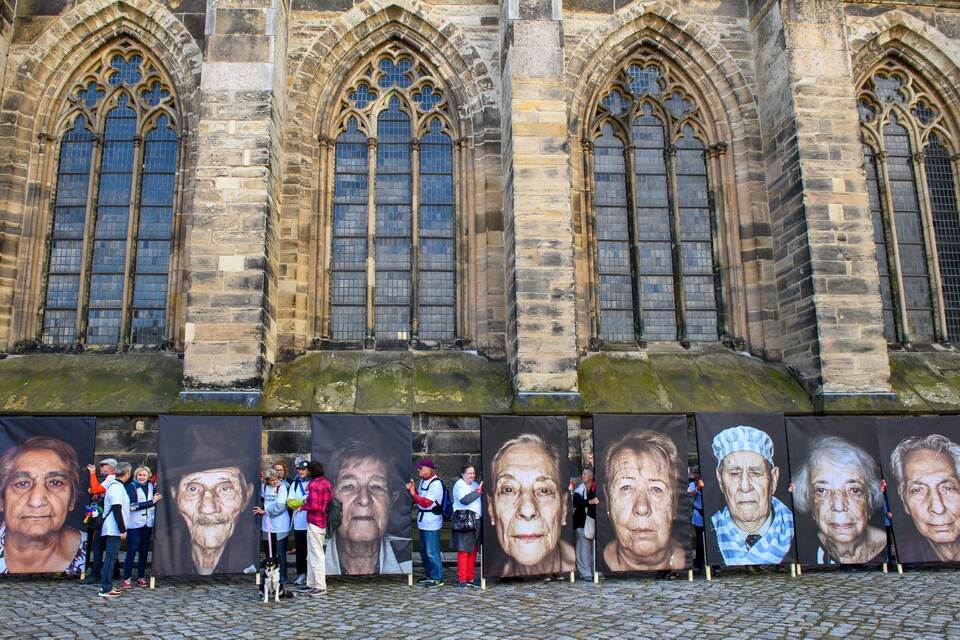 Omas gegen Rechts und Fotograf Toscano: "Gegen das Vergessen" Omas gegen Rechts und Fotograf Toscano: "Gegen das Vergessen"