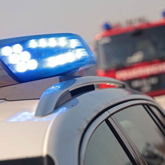 Autofahrer eingeklemmt
