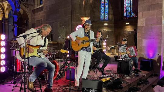 Marcel Adam (Mitte) und „Die Egoisten“ nehmen das Publikum in der Pforzheimer Schlosskirche musikalisch mit auf eine Reise durch