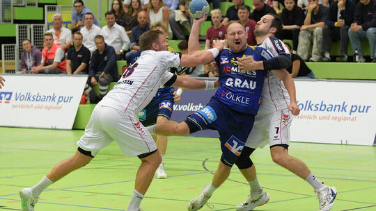 Julian Broschwitz (Mitte, im Pokalspiel gegen Bietigheim) erzielte für die SG im Drittliga-Duell in Balingen sechs Treffer. Mich