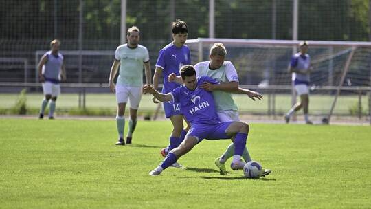 Der FSV Buckenberg (rechts Tobias Riede, im Zweikampf mit Marco Bender) setzte sich im Derby gegen Büchenbronn durch.