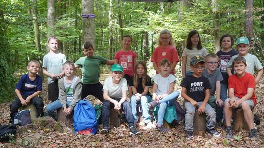 Zu Beginn und am Ende ihrer Aufenthalte im Wald treffen sich die Kinder in der Mitte des Areals in einer Sitzgruppe. Bei der Ges
